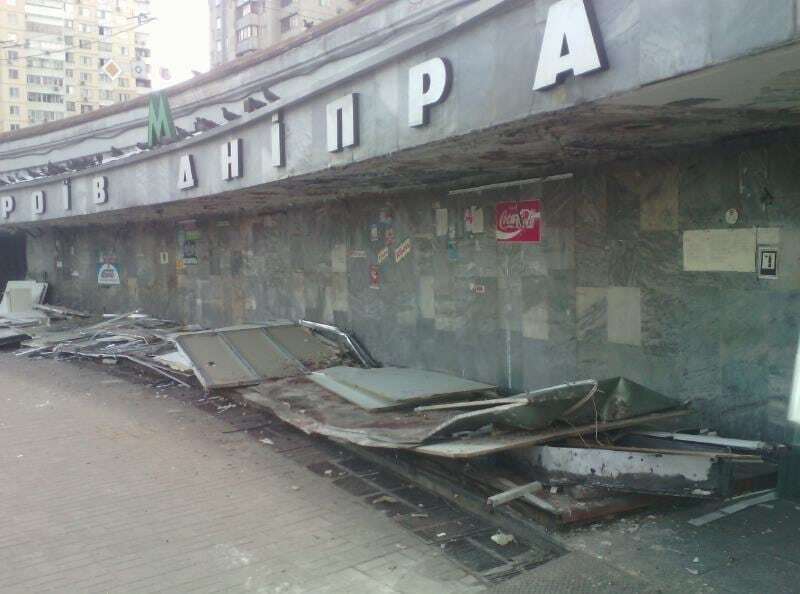 У Києві біля станції метро знесли кіоски: фотофакт
