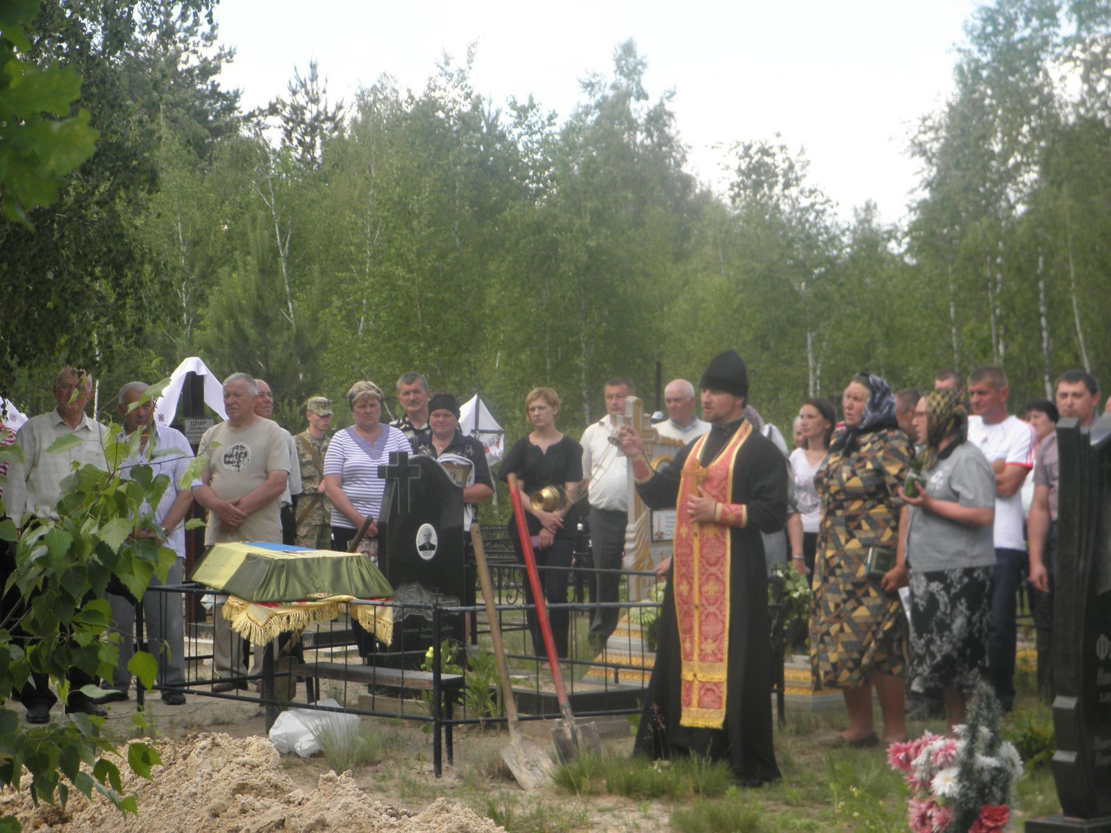 Півроку боровся за життя: на Житомирщині поховали бійця АТО. Донька залишилася без батька. Фото