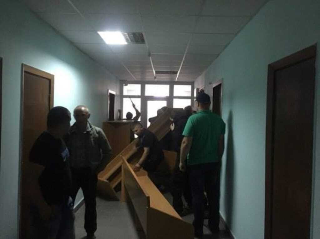 В Одесі активісти забарикадувалися в будівлі суду після звільнення росіянина Мефьодова