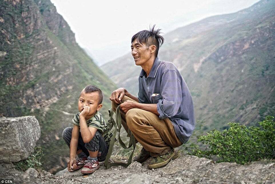 Вверх по отвесной скале: жуткая дорога в школу в горной китайской деревне