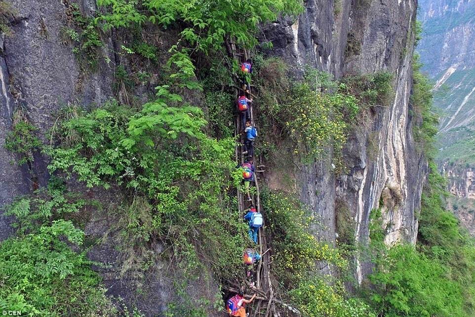 Вверх по отвесной скале: жуткая дорога в школу в горной китайской деревне
