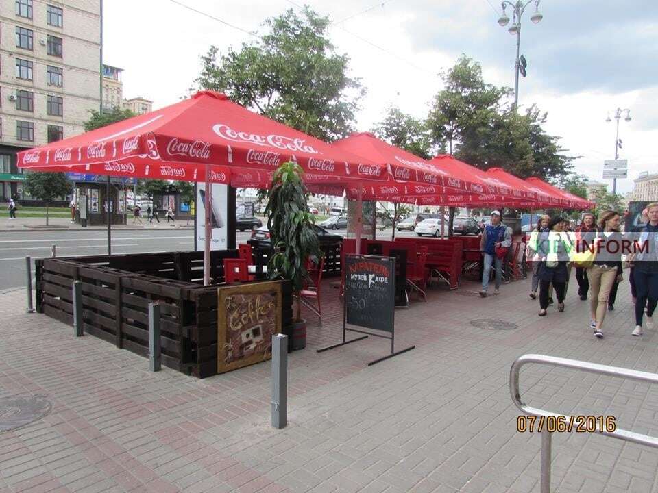 В Киеве скандальное кафе в Доме профсоюзов открыло летнюю площадку: фотофакт