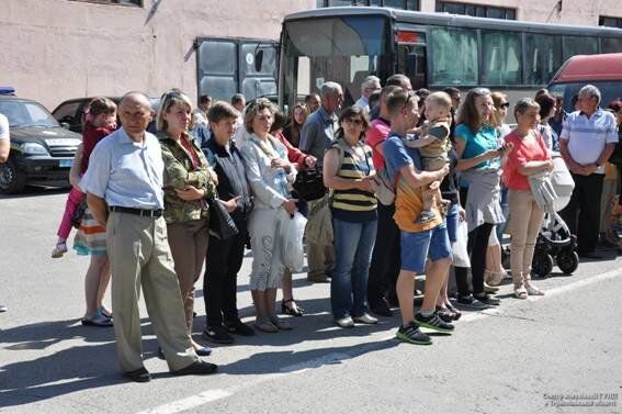 Зі сльозами на очах: тернополяни зустріли бійців АТО, що повернулися з Донбасу