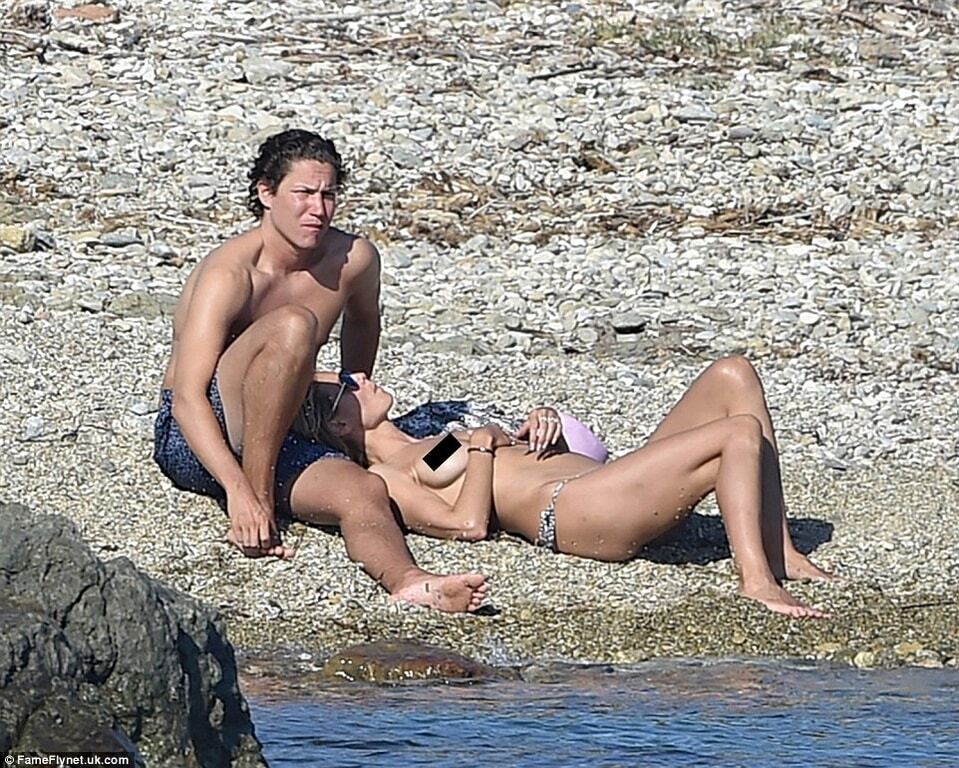 Хайди Клум топлес развлеклась с молодым бойфрендом на пляже: опубликованы фото