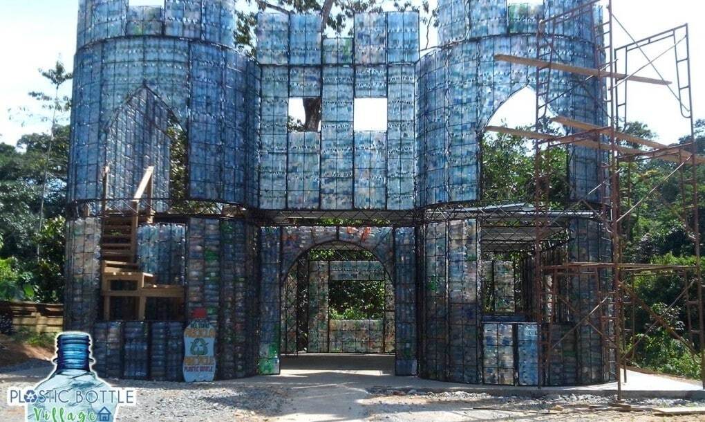 Безотходное производство: в Панаме начали строить деревню из пластиковых бутылок