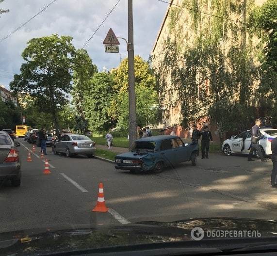 В Киеве ВАЗ разбил припаркованные автомобили: опубликованы фото