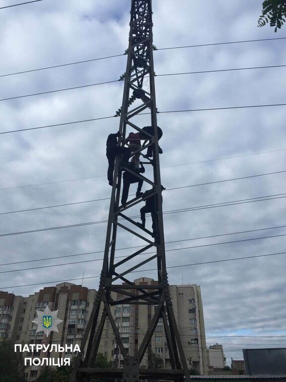 Сняли с электроопоры: в Киеве полицейские спасли самоубийцу