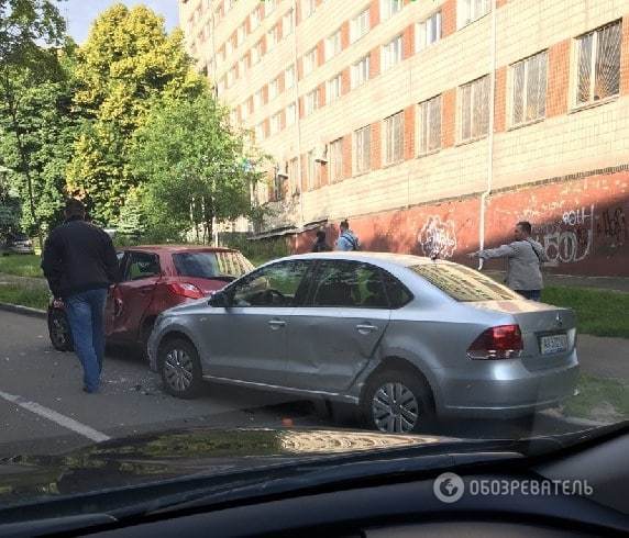 В Киеве ВАЗ разбил припаркованные автомобили: опубликованы фото