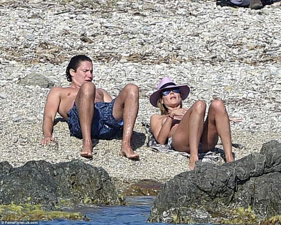 Хайди Клум топлес развлеклась с молодым бойфрендом на пляже: опубликованы фото