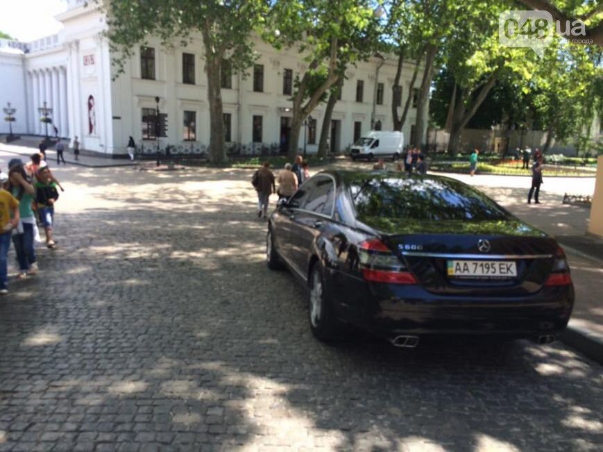 "Хозяин города": мэра Одессы уличили в неправильной парковке. Фото