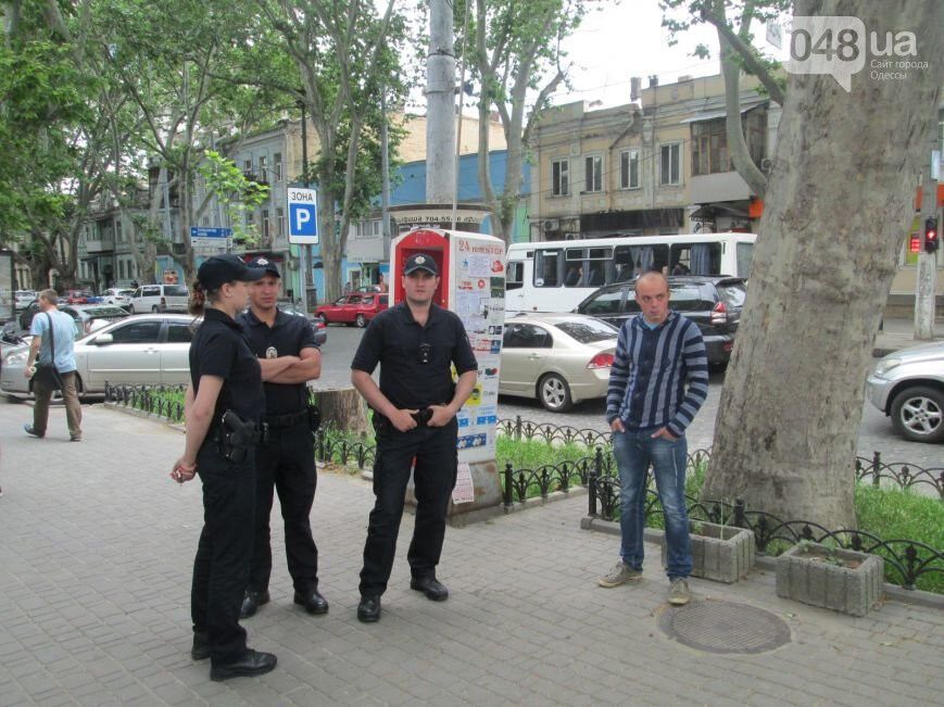 Велозаезд не удался: в Одессе полицейские повязали пенсионера по подозрению в краже. Фото и видео