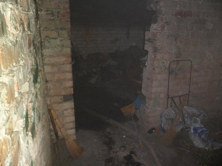 Сняли с балкона: в Запорожье мать с детьми эвакуировали с горящего дома. Фото