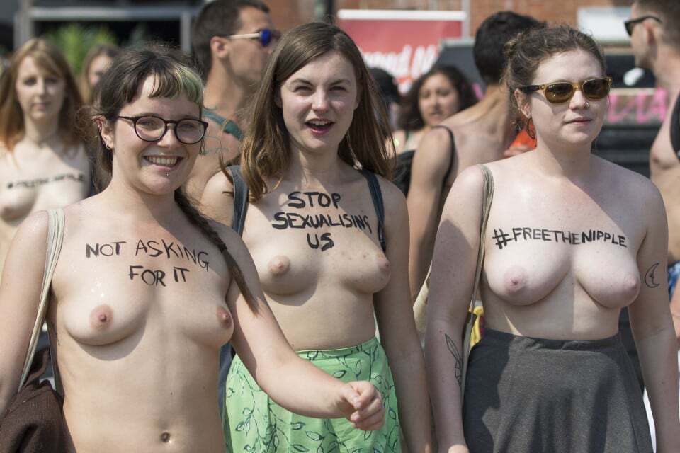 "Свободу соскам": британские феминистки массово обнажились
