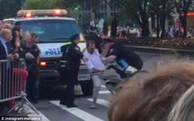 В Нью-Йорке полиция сбила растерянного велосипедиста, мчащегося в кортеж Обамы. Опубликованы фото и видео