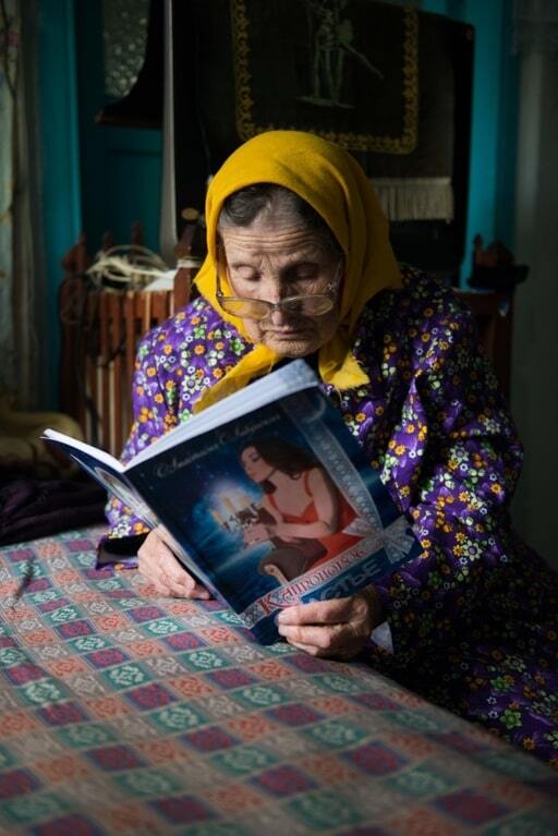 На Киевщине 93-летняя бабушка читает по три книги в неделю