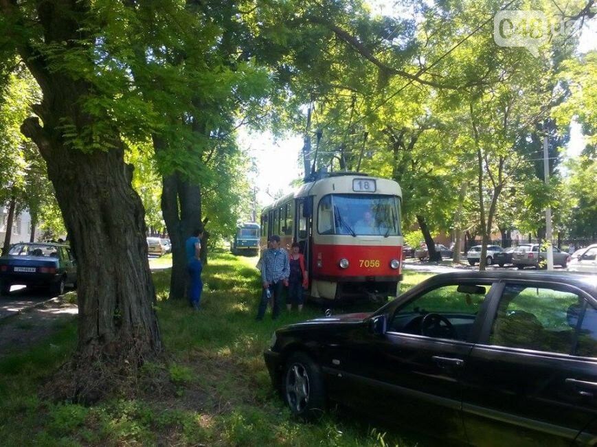 "Ищите женщину": в Одессе "Мерседес" вылетел на рельсы и остановил трамваи. Фото