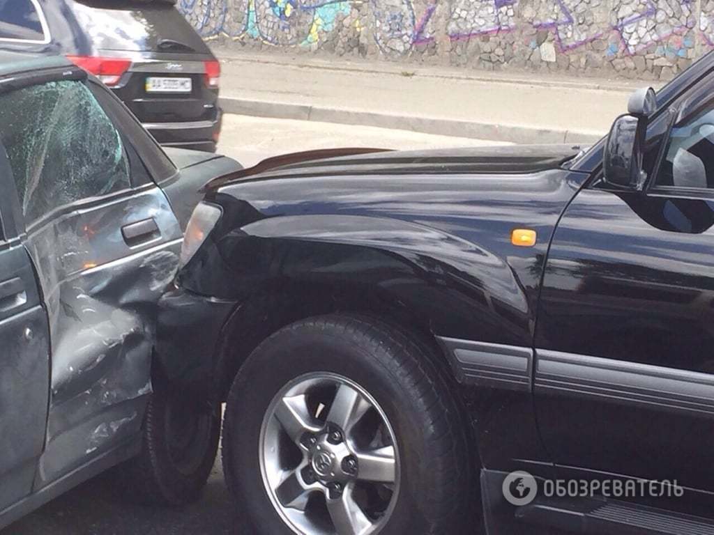 У Києві позашляховик протаранив ВАЗ, в якому була жінка з дитиною