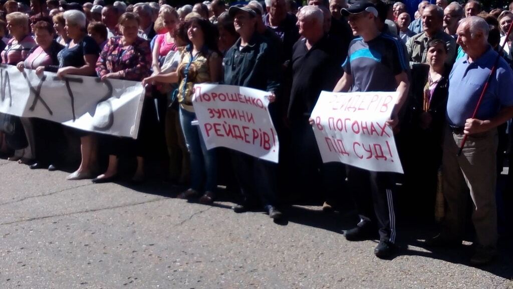 ​Рабочие требуют от Порошенко и Райнина спасти ХТЗ 