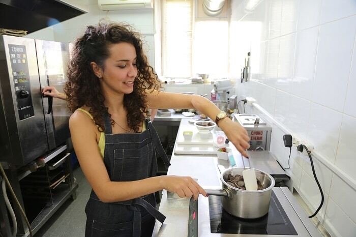 Из холостячки в кондитеры: Анетти Жернова освоила кулинарное искусство