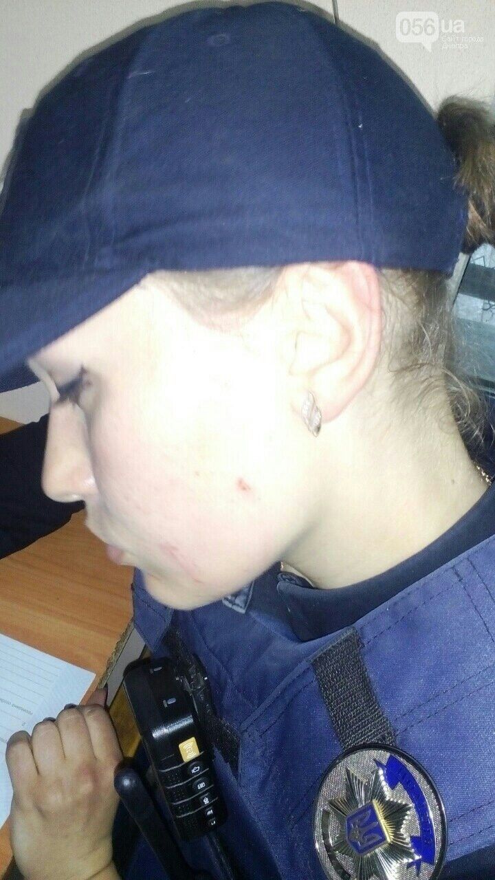 Грозила родственником в полиции: в Днепре задержали женщину, которая завязала драку с "копами". Фото
