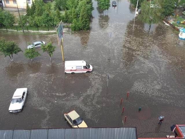 Біда врожаю: Луцьк накрила жахлива злива з градом