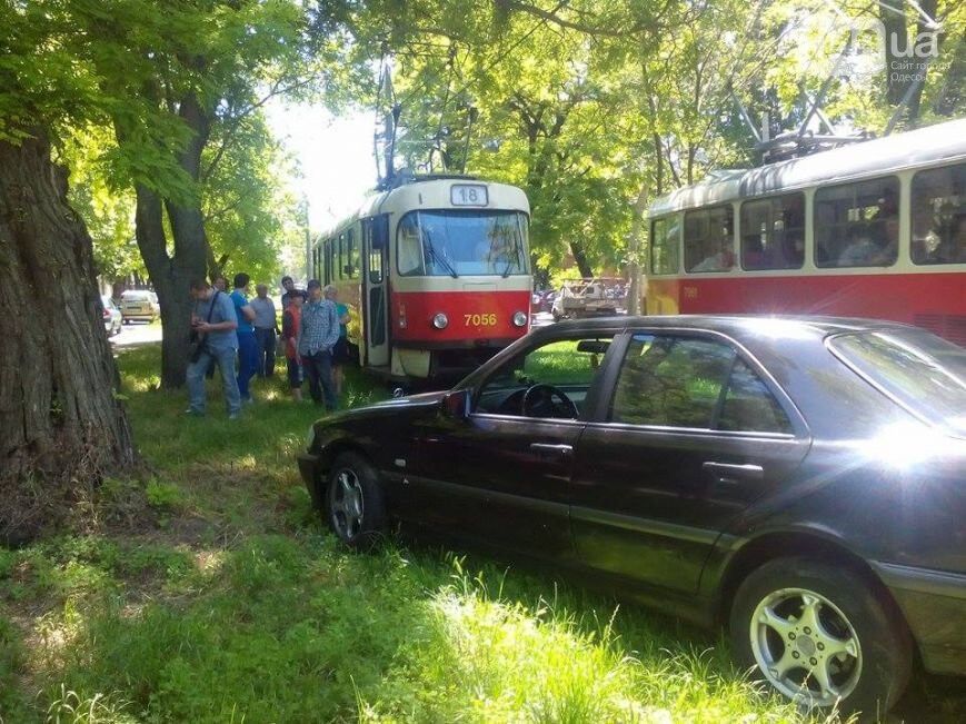"Ищите женщину": в Одессе "Мерседес" вылетел на рельсы и остановил трамваи. Фото