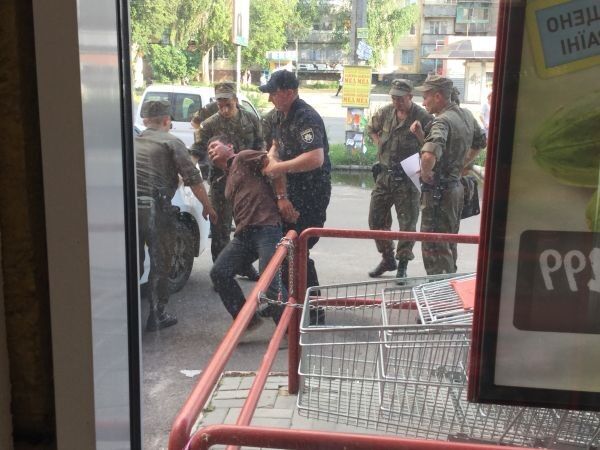 В Херсоне полицейские и бойцы Нацгвардии задержали буйного пьяного, который бросался на медиков. Фото