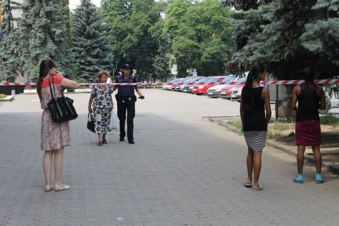 Все по-взрослому: "захваты" мэрии Ужгорода и ОГА в Сумах вызвали панику. Фоторепортаж