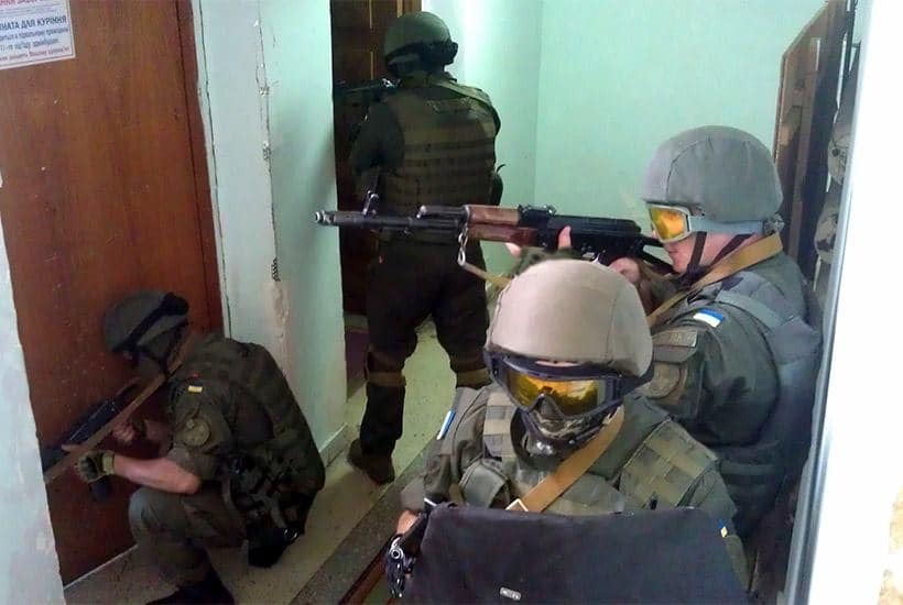 Все по-взрослому: "захваты" мэрии Ужгорода и ОГА в Сумах вызвали панику. Фоторепортаж