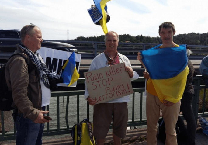 "Окровавленные" плакаты и вышиванки: Путина в Финляндии встретили коридором позора