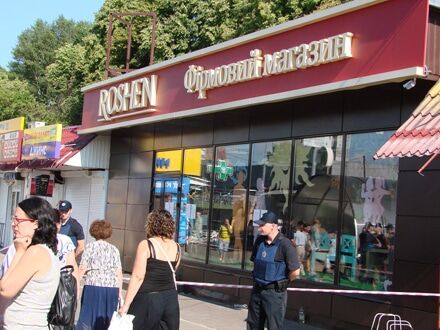 В Киеве начали демонтаж магазина Roshen: попал в черный список