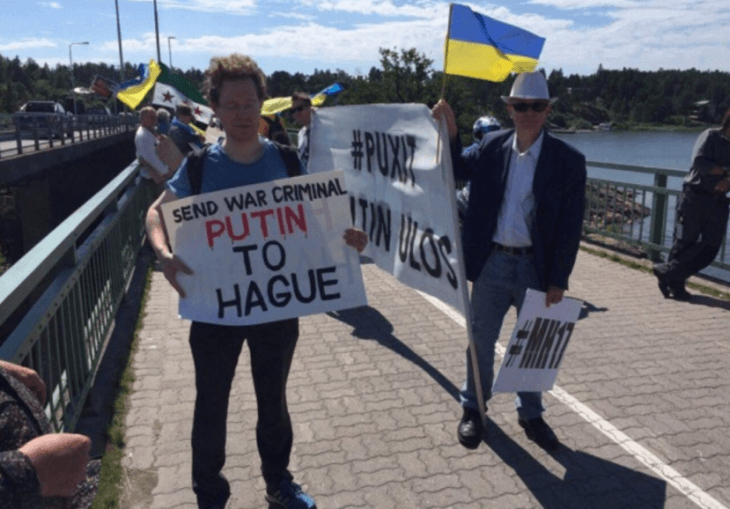 "Окровавленные" плакаты и вышиванки: Путина в Финляндии встретили коридором позора