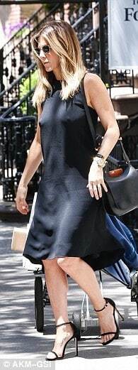 Дженнифер Энистон прогулялась по Нью-Йорку без белья