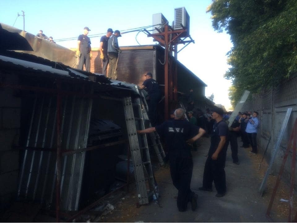 Скандальный демонтаж: в Киеве с полицией сносят незаконные киоски