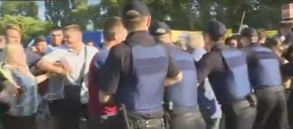 Торговцы МАФов устроили стычки с полицией на "Святошине"