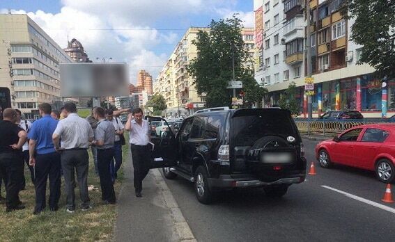 В Киеве стреляли в директора стоматклиники: полиция разыскивает двух киллеров на мотоцикле