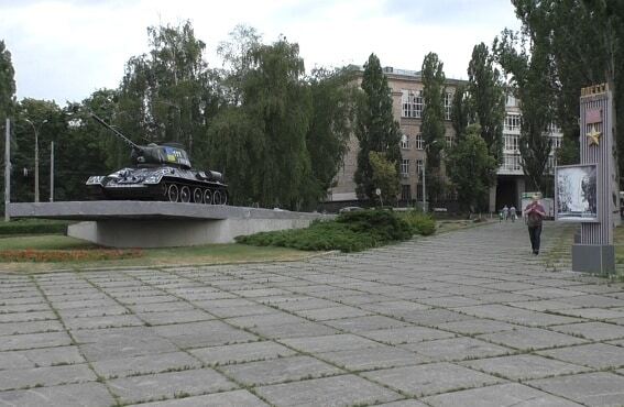 Я художник, я так вижу: в Киеве супружеская пара разрисовала памятник танкистам
