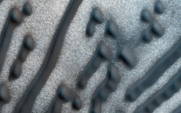На поверхности Марса заметили "код из азбуки Морзе"