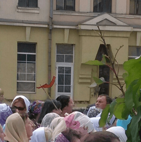 На палочке: в Харькове во время "крестного хода за мир" заметили георгиевскую ленту. Фотофакт