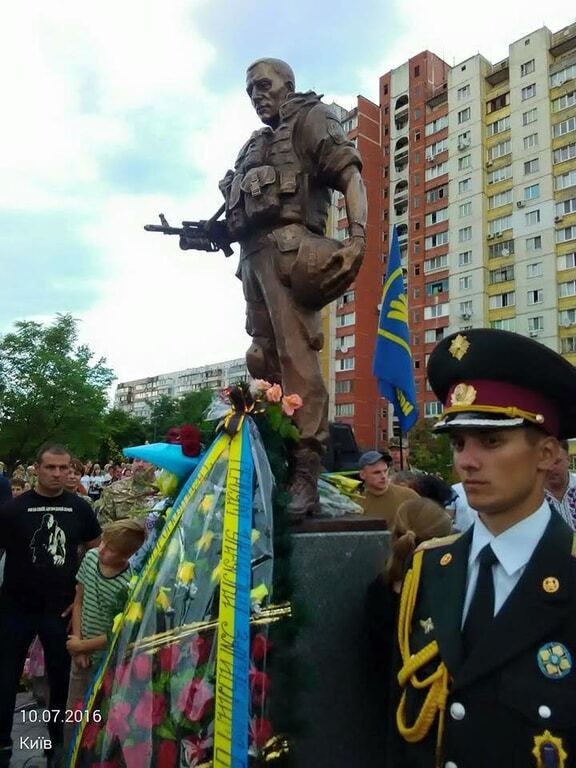 "На их плечах Украина": в Киеве открыли первый памятник украинскому воину-добровольцу