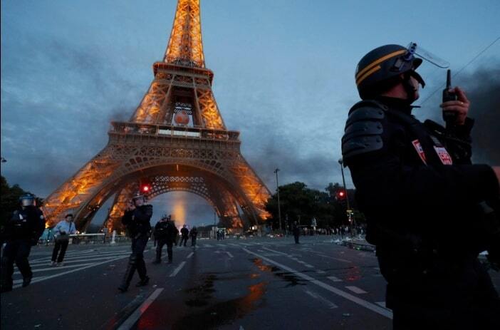 Финал Евро-2016. Полиция Парижа применила водометы против сотен фанов