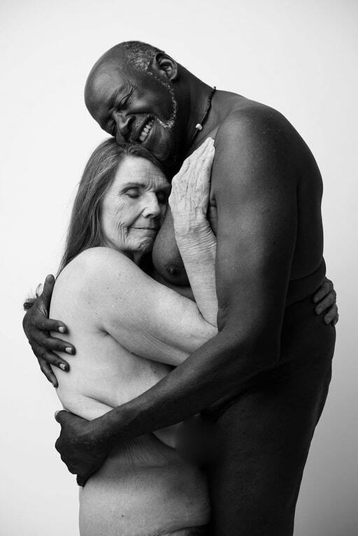 "Любовь за 70": пожилая пара поразила сеть чудесными снимками в стиле "ню"