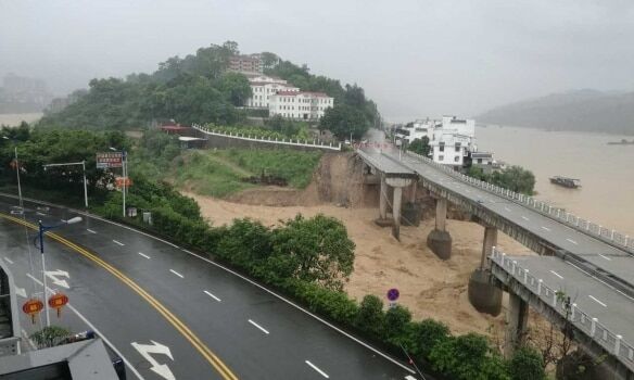 В китайской провинции бушевал тайфун "Непартак": разрушены дома, отменены сотни рейсов. Опубликованы фото