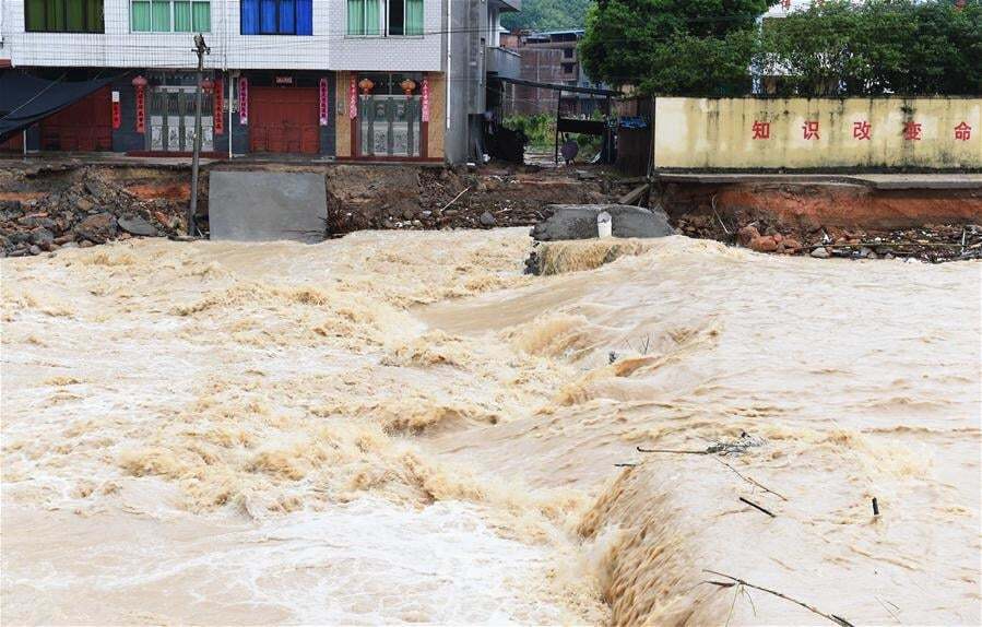 В китайской провинции бушевал тайфун "Непартак": разрушены дома, отменены сотни рейсов. Опубликованы фото