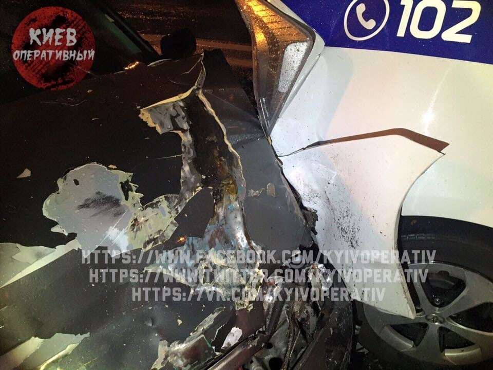 В Киеве при оформлении ДТП разбили две полицейские машины. Опубликованы фото