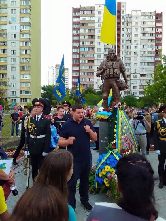 "На їхніх плечах Україна": у Києві відкрили перший пам'ятник українському воїну-добровольцю