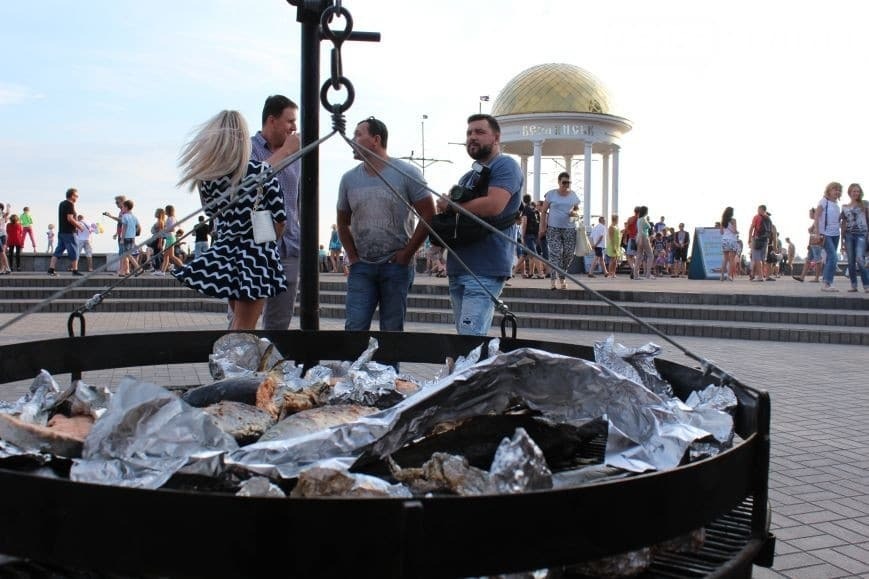 Красиво и вкусно: в Бердянске состоялся первый день фестиваля морепродуктов. Опубликованы фото