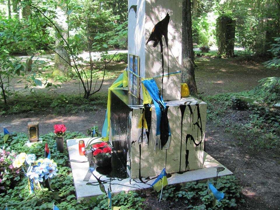 Нелюди: могилу Бандеры в Мюнхене снова осквернили