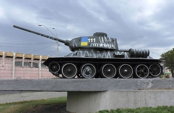 У Києві подружня пара розмалювала пам'ятник танкістам