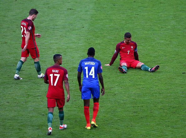 Євро-2016. Кріштіану Роналду достроково завершив фінал, покинувши поле на ношах